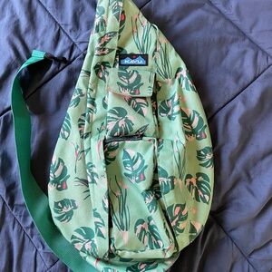 Large Kavu with monstera leaves